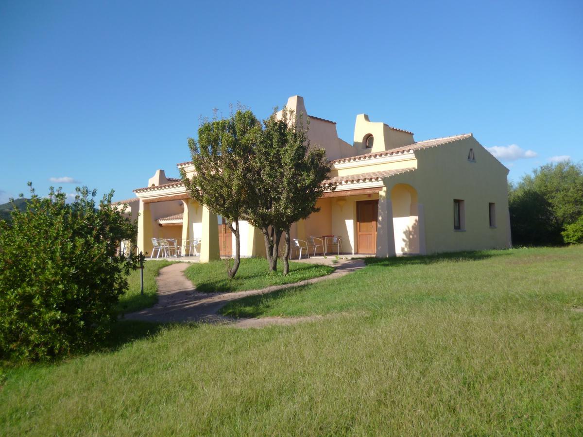 Hotel Minnia Budoni Exterior photo
